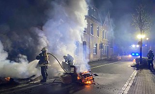 Müll brennt auf der Straße am Alten Hof. - Feuerwehr Lemgo