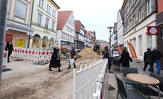Ein Durchlass ermöglicht das Überqueren der Baustelle - ein Sicherheits-Mitarbeiter wird Wege jeweils freigeben beziehungsweise schließen, wenn der Baustellenverkehr aktiv ist. - Sven Koch Ein Durchlass ermöglicht das Überqueren der Baustelle - ein Sicherheits-Mitarbeiter wird Wege jeweils freigeben beziehungsweise schließen, wenn der Baustellenverkehr aktiv ist. - Sven Koch