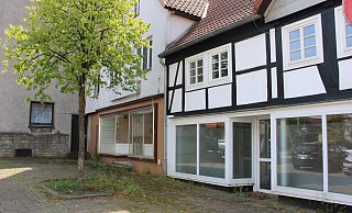 Vier Häuser in der Mittel- und Südstraße plant die Gemeinde abzureißen. An ihrer Stelle soll ein Neubau entstehen. Im Bild zu sehen sind die Häuser Nummer 45 und 47 in der Mittelstraße. - Lorraine Brinkmann Vier Häuser in der Mittel- und Südstraße plant die Gemeinde abzureißen. An ihrer Stelle soll ein Neubau entstehen. Im Bild zu sehen sind die Häuser Nummer 45 und 47 in der Mittelstraße. - Lorraine Brinkmann