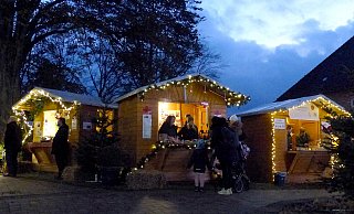 Malerische Holzhütten sorgen für vorweihnachtliche Stimmung auf dem Weihnachtsmarkt in Bösingfeld. - Rudi Rudolph