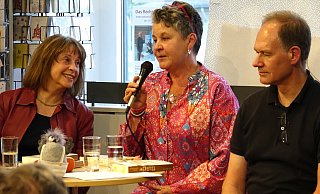 Geschichten aus dem Leben: Gisela Steinhauer (links) ließ sie auch erzählen; hier von Carola Schneidewind. Rechts Stephan Jaenicke. Foto: Axel Bürger - Axel Bürger Geschichten aus dem Leben: Gisela Steinhauer (links) ließ sie auch erzählen; hier von Carola Schneidewind. Rechts Stephan Jaenicke. Foto: Axel Bürger - Axel Bürger
