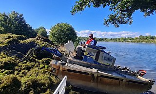 In seinem Amphibienfahrzeug bringt Kevin Weidenhagen von der Firma Vignold Gewässerpflege aus Essen die Reste der Kanadischen Wasserpest an Land. Dort holt sie der Betreiber einer Biogasanlage ab. - Marianne Schwarzer In seinem Amphibienfahrzeug bringt Kevin Weidenhagen von der Firma Vignold Gewässerpflege aus Essen die Reste der Kanadischen Wasserpest an Land. Dort holt sie der Betreiber einer Biogasanlage ab. - Marianne Schwarzer