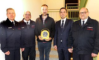 Ernst-Constantin Hasse, Geschäftsführer der Firma "SHWire" (Mitte), übergibt der Wehr einen von zwei Defibrillatoren. Darüber freuen sich (von links) Jörg Jakob (Förderverein), Maik Paskarbeit (Leiter der Feuerwehr), Bürgermeister Torben Blome und Marco Gröne (stellvertretender Leiter der Wehr). - Rudi Rudolph Ernst-Constantin Hasse, Geschäftsführer der Firma "SHWire" (Mitte), übergibt der Wehr einen von zwei Defibrillatoren. Darüber freuen sich (von links) Jörg Jakob (Förderverein), Maik Paskarbeit (Leiter der Feuerwehr), Bürgermeister Torben Blome und Marco Gröne (stellvertretender Leiter der Wehr). - Rudi Rudolph
