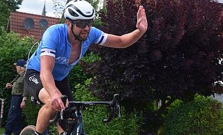 Erschöpft, aber glücklich zurück in Reelkirchen: Oliver Wiehemeier nach seinem zweiten 24-Stunden-Radmarathon im Juli 2022. Ziel war Hooksiel an der Nordsee. Jetzt steht das Spendenergebnis fest: 5654 Euro hat er für die Deutsche Kinderkrebsstiftung gesammelt. - oliver wiehemeier Erschöpft, aber glücklich zurück in Reelkirchen: Oliver Wiehemeier nach seinem zweiten 24-Stunden-Radmarathon im Juli 2022. Ziel war Hooksiel an der Nordsee. Jetzt steht das Spendenergebnis fest: 5654 Euro hat er für die Deutsche Kinderkrebsstiftung gesammelt. - oliver wiehemeier