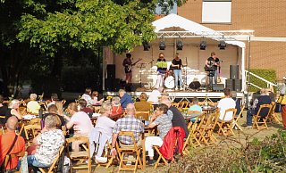 Ein buntes Programm auf der Festbühne sorgte beim KirchenJamarkt für viel Abwechslung. - Ev.-ref. Kirchengemeinde Pivitsheide