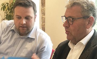 CDU-Kreisvorsitzender Lars Brakhage (links) und Meinolf Haase, der im September offiziell zum Landratskandidaten der CDU gekürt werden soll. - Martin Hostert