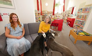 Die beiden Greyhound-Hunde werden Besucher der Bücherei Horn nicht mehr zu Gesicht bekommen. Sie gehen gemeinsam mit Dörte Beck in den Ruhestand. Seit Mai ist Jasmin Ens (links) die neue Leiterin der Stadtbücherei Julie Hirschfeld. - Jost Wolf Die beiden Greyhound-Hunde werden Besucher der Bücherei Horn nicht mehr zu Gesicht bekommen. Sie gehen gemeinsam mit Dörte Beck in den Ruhestand. Seit Mai ist Jasmin Ens (links) die neue Leiterin der Stadtbücherei Julie Hirschfeld. - Jost Wolf
