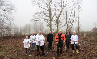 Pflanzaktion bei nass-nebeligem Wetter auf dem Dohlenberg: (von links) Annette Reinking, Uwe Hagemeier, Norbert Lange, Jörg Bierwirth, Daniel Reker, Ute Reckefuß und Wilma Thorenmeier. - Silke Buhrmester(LZ) Pflanzaktion bei nass-nebeligem Wetter auf dem Dohlenberg: (von links) Annette Reinking, Uwe Hagemeier, Norbert Lange, Jörg Bierwirth, Daniel Reker, Ute Reckefuß und Wilma Thorenmeier. - Silke Buhrmester(LZ)
