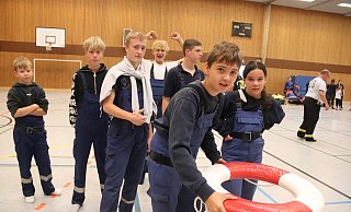 Wer trifft das Ziel? Beim Rettungsring-Werfen war Geschicklichkeit gefragt. Hier versuchen die Mitglieder der Gruppe Oerlinghausen II ihr Glück. Foto: Knut Dinter - Knut Dinter