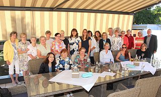 Stellten sich gern zum Erinnerungsfoto: sitzend (von links) Kim Becker, Ursula Borsdorf, Brigitte Fleischer, Nina Pambor, Christiane Pemeyer und Renate Krietenstein sowie (stehend von links) Gisela Schinkel, Gerda Dröge, Christiane Beckmann, Margareta Zantow, Inken Freudenberg, Beate Graf, Katja Rihl, Antje Erz, Sandra Balfanz, Anke Metting, Rita Steinmann, Silvia Anders, Marlies Kröger, Elisabeth Krietenstein, Erika Spellmeyer, Erika Pemeyer, Ulla Brüntrup sowie der Hauptmann-Stellvertreter, Rottmeister Detlef Heyer. - Udo Zantow