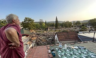 Vom Dach seines Hauses blickt Bernd Bleßmann auf das Bild der Zerstörung, das die Flut hinterlassen hat. - Fotorechte: Peggy Onika