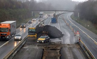 Immer noch nicht fertig: Autofahrer müssen auf der A33 in Schloß Holte-Stukenbrock weiterhin Geduld aufbringen. - Sigurd Gringel Immer noch nicht fertig: Autofahrer müssen auf der A33 in Schloß Holte-Stukenbrock weiterhin Geduld aufbringen. - Sigurd Gringel