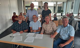 Christoph Bebermeier (Freibadverein Laßbruch, von links), Fachbereichsleiter Marco Wallenstein, Stefan Dubbert (Freibad Bösingfeld-Asmissen), Ausschussvorsitzende Nadine Hellmuth, Ingo Milewski (stellvertretender Ausschussvorsitzender und 2. Vorsitzender Freibad Bösingfeld/Asmissen) und Bürgermeister Frank Meier bei der Vertragsunterzeichnung. - Lorraine Brinkmann Christoph Bebermeier (Freibadverein Laßbruch, von links), Fachbereichsleiter Marco Wallenstein, Stefan Dubbert (Freibad Bösingfeld-Asmissen), Ausschussvorsitzende Nadine Hellmuth, Ingo Milewski (stellvertretender Ausschussvorsitzender und 2. Vorsitzender Freibad Bösingfeld/Asmissen) und Bürgermeister Frank Meier bei der Vertragsunterzeichnung. - Lorraine Brinkmann