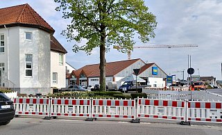 Eine Absperrung ist schon da, die Arbeiten für den Kreisverkehr beginnen in einigen Wochen. - Franka Ronkartz (LZ)