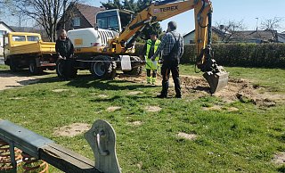Setzen das Spielplatz-Konzept der Stadt um: (von links) Bauhofleiter Frank Noltemeier mit den Bauhofmitarbeitern Axel Scherwinsky und Jens Schröder auf dem Spielplatz in der Freiligrathstraße. - Sylvia Frevert