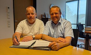 Der Vertrag ist unterzeichnet: Frank Behring (links) vom Wasserbeschaffungsverband Hohenhausen und B&uuml;rgermeister Mario Hecker. - Gemeinde Kalletal