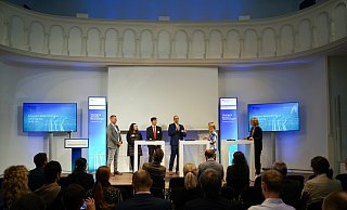 Einige Teilnehmer der „Innovative Netztechnologien – Agenda Jahrestagung 2023“. Hier hat Dr. Sebastian Schriegel von Fraunhofer IOSB-INA das Projekt vorgestellt und den Förderbescheid von Daniela Kluckert, Parlamentarische Staatssekretärin, entgegengenommen. - BMDV