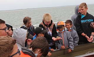 Die Kutterfahrt hat die Kinder besonders beeindruckt. Tobias Fehring nimmt eine Krabbe auf die Hand, auch Jannis Brand (rechts) hat es versucht. - Marianne Schwarzer(LZ) Die Kutterfahrt hat die Kinder besonders beeindruckt. Tobias Fehring nimmt eine Krabbe auf die Hand, auch Jannis Brand (rechts) hat es versucht. - Marianne Schwarzer(LZ)