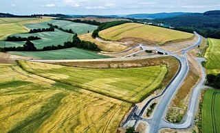 Die B1 zwischen Barntrup und Sonneborn ist ab Freitag, 22. Juli, wieder freigegeben. Hier ein Blick aus der Baustellenphase. - Jörg Hagemann
