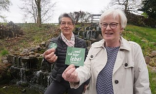 Für Sabine Eichmann-van der Heyden (rechts), Vorsitzende "WIR Schieder-Schwalenberg", und Kassiererin Margarita Kloska gibt es nur eine Antwort auf die Frage, warum es sich loht, sich für Schieder-Schwalenberg einzusetzen: "Weil ich hier lebe..." lautet das Motto des Vereins. - Michaela Weiße Für Sabine Eichmann-van der Heyden (rechts), Vorsitzende "WIR Schieder-Schwalenberg", und Kassiererin Margarita Kloska gibt es nur eine Antwort auf die Frage, warum es sich loht, sich für Schieder-Schwalenberg einzusetzen: "Weil ich hier lebe..." lautet das Motto des Vereins. - Michaela Weiße