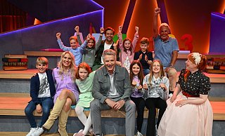 Ein Erinnerungsfoto mit den Promis und den Kindern aus Hiddesen. - SAT.1/Willi Weber Ein Erinnerungsfoto mit den Promis und den Kindern aus Hiddesen. - SAT.1/Willi Weber