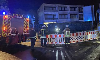 Der Löschzug Schötmar/Werl-Aspe der Freiwilligen Feuerwehr Bad Salzuflen ist an der Heldmanstraße im Einsatz. Hier hat der kurze Starkregen vom Sonntagabend Teile einer Baustelle unterspult. - Daniel Hobein / Feuerwehr Bad Salzuflen