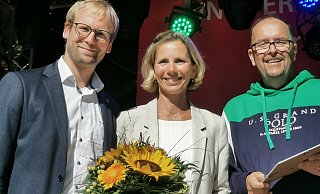 Freut sich über die Ernennung zur Sportlerin des Jahres: Sonja Krüger (Mitte) mit Barntrups Bürgermeister Borris Ortmeier (links) und Alexander Lipke (rechts, Vorsitzender Stadtsportverband) - Sylvia Frevert