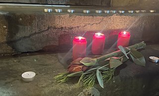 Nach der Trauerfeier in Horn legen Menschen Blumen im Burghof nieder und zünden Kerzen für das Mordopfer Thorsten D. an - der Wind pustet die Teelichter aus. - Silke Buhrmester