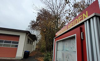 Im Schaukasten der Feuerwehr Heiden hängen Kinderzeichnungen. Keine Frage, die Bürger sind mit ihrem Standort verbunden. Doch es fehlt an Platz, ebenso in Hörste. Für beide Standorte stehen wichtige Investitionsentscheidungen an. - Astrid Sewing