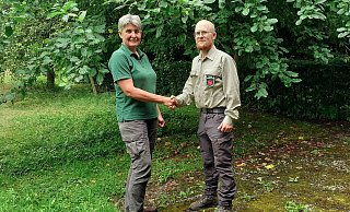 Susanne Hoffmann begrüßt Robert Ortmeier als neuen Leiter des Forstreviers Sternberg. - Landesverband Lippe Susanne Hoffmann begrüßt Robert Ortmeier als neuen Leiter des Forstreviers Sternberg. - Landesverband Lippe