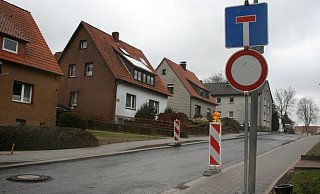 Die Arbeiten in der Bergstraße haben schon damals zu viel Zoff zwischen Anwohnern und Verwaltung geführt. Mit der Neufassung der Entwässerungssatzung steigt bei den Anwohnern die Sorge vor hohen Kosten für die Installation von Kontrollschächten. - Archivfoto: Sylvia Frevert Die Arbeiten in der Bergstraße haben schon damals zu viel Zoff zwischen Anwohnern und Verwaltung geführt. Mit der Neufassung der Entwässerungssatzung steigt bei den Anwohnern die Sorge vor hohen Kosten für die Installation von Kontrollschächten. - Archivfoto: Sylvia Frevert
