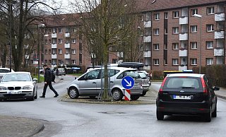 In der Bachstraße gibt es sie schon - diagonal zur Fahrbahn angelegte Parkplätze in der Mitte der Straße. So ähnlich dürfte es nach dem Umbau auch auf der Lemgoer Straße aussehen. - Raphael Bartling In der Bachstraße gibt es sie schon - diagonal zur Fahrbahn angelegte Parkplätze in der Mitte der Straße. So ähnlich dürfte es nach dem Umbau auch auf der Lemgoer Straße aussehen. - Raphael Bartling