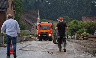 Schlamm auf der Alten Dorfstraße in Schwelentrup beschäftigt im August Feuerwehr, Anwohner und die Gemeinde. Diese hat Risiken analysieren und Vorschläge für Gegenmaßnahmen erarbeiten lassen. - FreitagTV/Stock Schlamm auf der Alten Dorfstraße in Schwelentrup beschäftigt im August Feuerwehr, Anwohner und die Gemeinde. Diese hat Risiken analysieren und Vorschläge für Gegenmaßnahmen erarbeiten lassen. - FreitagTV/Stock