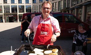 Dennis Maelzer beim Pickert-Backen in der Detmolder Innenstadt. - Patrick Bockwinkel