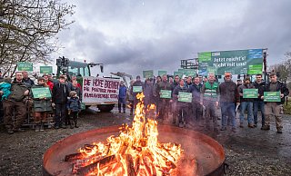 Landwirte in Bielefeld haben bereits mit Mahnfeuern gegen die geplanten Mehrbelastungen protestiert. Im Kreis Lippe werden 39 Mahnfeuer am Donnerstagnachmittag gegen 16.30 Uhr entzündet.. - Oliver Krato Landwirte in Bielefeld haben bereits mit Mahnfeuern gegen die geplanten Mehrbelastungen protestiert. Im Kreis Lippe werden 39 Mahnfeuer am Donnerstagnachmittag gegen 16.30 Uhr entzündet.. - Oliver Krato