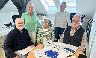Die Deutsch-Finnische Gesellschaft mit (von links, sitzend) Armin Schiffner, Monika Link und Bernd-Heinrich Korte bereitet in diesem Jahr gemeinsam mit Martina Gurcke (von links, stehend) und Gabriele Knittel von Team Europa der Stadt Detmold die Europatage vor. Das Projekt ist Teil der Landesinitiative Europa-Schecks NRW. - Stadt Detmold Die Deutsch-Finnische Gesellschaft mit (von links, sitzend) Armin Schiffner, Monika Link und Bernd-Heinrich Korte bereitet in diesem Jahr gemeinsam mit Martina Gurcke (von links, stehend) und Gabriele Knittel von Team Europa der Stadt Detmold die Europatage vor. Das Projekt ist Teil der Landesinitiative Europa-Schecks NRW. - Stadt Detmold