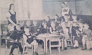 Von 1947 stammt das Bild, es zeigt zwei Schwalenbergerinnen mit den künftigen Schulkindern, die die "Kinderschule" verließen, um auf die Grundschule zu wechseln. - Repro: Marianne Schwarzer