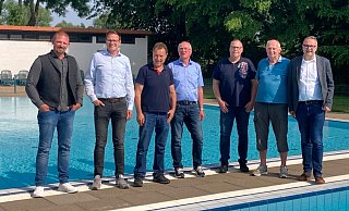 Freuen sich auf eine sonnige Saison: Bäderleiter Christian Piechuta, Geschäftsführer Matthias Sasse, stellvertretender Bäderleiter Rudolf Klein, Bernd Scholz (3. Vorsitzende), Michael Ernst (Vorsitzender des Fördervereins), Karl-Heinz Schnülle (Ortsausschuss Lieme) sowie Bürgermeister Markus Baier (von links). - Stadt Lemgo