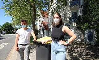 Eine gelbe Tonne gibt es derzeit f&uuml;r das Unternehmen T&D Pharma, das in Hohenhausen mit zw&ouml;lf Mitarbeitern in dem Geb&auml;ude im Hintergrund an der Lemgoer Stra&szlig;e untergebracht ist. Diana und Dariush Aiwas und die Mitarbeiter warten seit Monaten vergeblich auf eine zweite gelbe Tonne. - Jens Rademacher