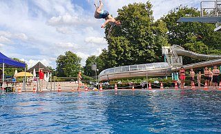 Justin Heidemann beim Sprungwettbewerb. - Stadtwerke Bad Salzuflen