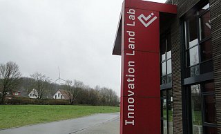 Hinter'm Innovationszentrum Dörentrup ist noch viel Platz: Dort soll bald eine neue kleine Siedlung entstehen, die der Philosophie des "Energiedorfes Wendlinghausen" gerecht wird. - Hajo Gärtner Hinter'm Innovationszentrum Dörentrup ist noch viel Platz: Dort soll bald eine neue kleine Siedlung entstehen, die der Philosophie des "Energiedorfes Wendlinghausen" gerecht wird. - Hajo Gärtner