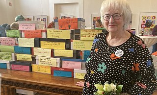 Brigitte van Ahee von den Omas gegen Rechts freut sich über die Ausstellung im Rathaus, an der sich viele Menschen beteiligt haben. - Cordula Gröne Brigitte van Ahee von den Omas gegen Rechts freut sich über die Ausstellung im Rathaus, an der sich viele Menschen beteiligt haben. - Cordula Gröne
