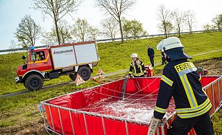 Kameraden der Feuerwehr-Einheiten aus Holzhausen, Retzen und der hauptamtlichen Wache waren bei der Übung am Radweg der Ostwestfalenstraße mit dabei und legten eine fast zwei Kilometer lange Schlauchleitung. - FreitagTV