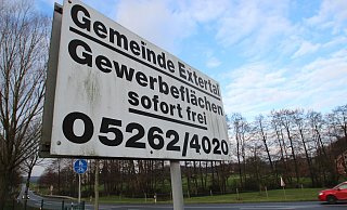 Der Eindruck täuscht: Die Gewerbeflächen in Extertal sind knapp - diesem Schild zum Trotz, das am Gewerbegebiet "Im langen Kamp" in Asmissen steht. Die Gemeinde möchte im Regionalplan die Möglichkeit bekommen, gegenüber neue Gewerbeflächen auszuweisen. - Archivfoto: Jens Rademacher