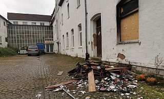 Die alte Zigarrenfabrik in Alverdissen: Ein Brand hat den rechten Gebäudeteil beschädigt. Die Polizei schätzt den Schaden auf rund 20.000 Euro und ermittelt wegen Brandstiftung. - Sylvia Frevert Die alte Zigarrenfabrik in Alverdissen: Ein Brand hat den rechten Gebäudeteil beschädigt. Die Polizei schätzt den Schaden auf rund 20.000 Euro und ermittelt wegen Brandstiftung. - Sylvia Frevert