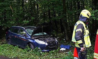 Ein junger Augustdorfer ist mit seinem Ford Fokus quer über einen Gehweg in eine Gruppe weiblicher Läufer geschleudert. - Freitag TV