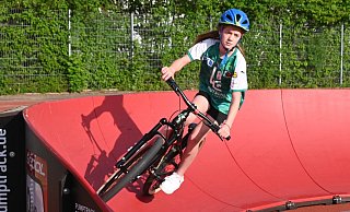 Die Schülerin Sophia Ahnert aus der 6a der Karla-Raveh-Gesamtschule testet bei bestem Wetter den Pumptrack. - Frank Wehmeyer