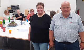 Ilka Thamm-Brinkmann und Andreas Brinkmann beim Treffen der Eltern hochbegabter Jugendlicher. Im Hintergrund tauschen sich Eltern über ihre Erfahrungen aus. - Till Neuhaus Ilka Thamm-Brinkmann und Andreas Brinkmann beim Treffen der Eltern hochbegabter Jugendlicher. Im Hintergrund tauschen sich Eltern über ihre Erfahrungen aus. - Till Neuhaus