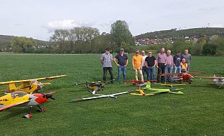 Einige Mitglieder des Modell-Flug-Clubs (MFC) Burgschwalbe präsentieren ihre Flotte. - Modell-Flug-Club (MFC) Burgschwalbe