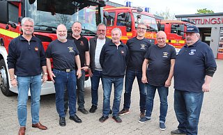 Die Gründungsmitglieder der Oerlinghauser Jugendfeuerwehr halten nach wie vor Kontakt. Von links: Klaus Fillies, Frank Adam, Frank Dawitz, Detmar Gnaß, Henning Tödtmann, Jochen Tilleke, Klaus Sieveke und Hauke Tödtmann. Foto: Knut Dinter - Knut Dinter Die Gründungsmitglieder der Oerlinghauser Jugendfeuerwehr halten nach wie vor Kontakt. Von links: Klaus Fillies, Frank Adam, Frank Dawitz, Detmar Gnaß, Henning Tödtmann, Jochen Tilleke, Klaus Sieveke und Hauke Tödtmann. Foto: Knut Dinter - Knut Dinter